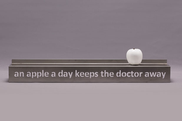 AN APPLE A DAY KEEPS THE DOCTOR AWAY | Wandregal und Apfel